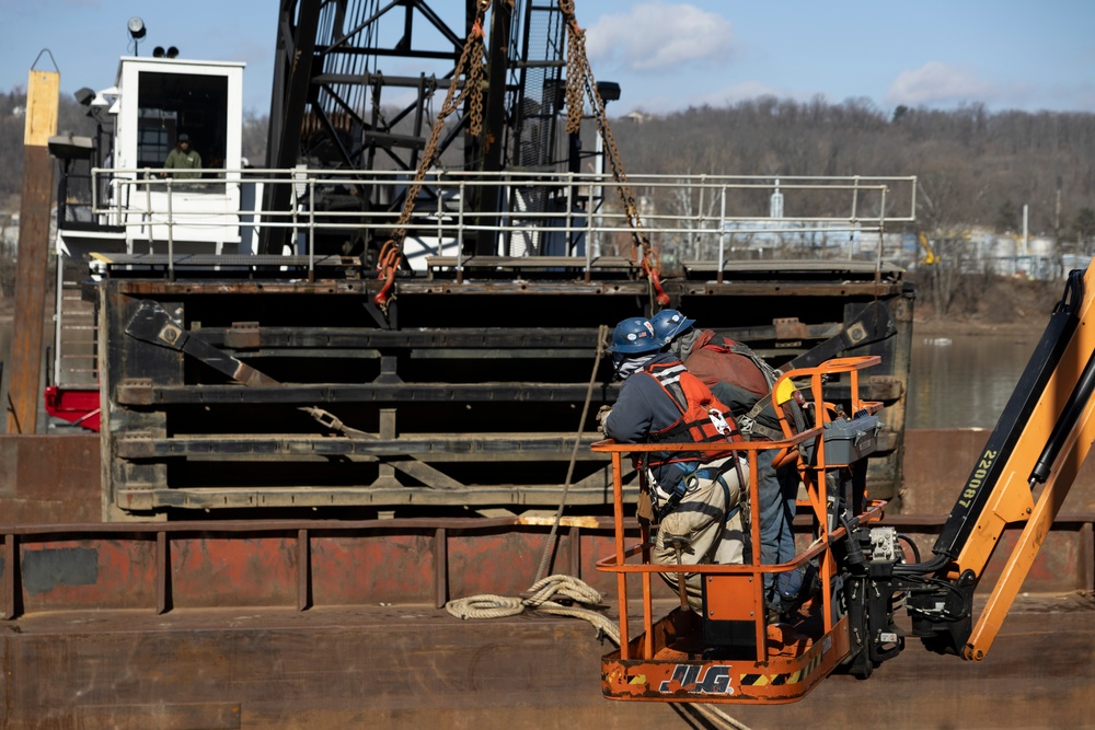 Pittsburgh District begins dismantling lock chambers from historic facility on Monongahela River