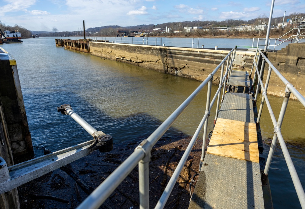 Pittsburgh District begins dismantling lock chambers from historic facility on Monongahela River