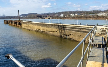 Pittsburgh District begins dismantling lock chambers from historic facility on Monongahela River