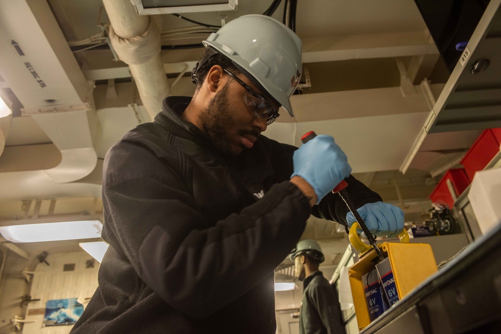 USS Ronald Reagan (CVN 76) conducts ship maintenance