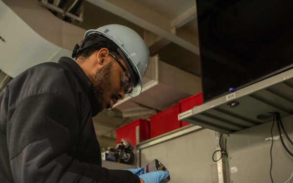 USS Ronald Reagan (CVN 76) conducts ship maintenance