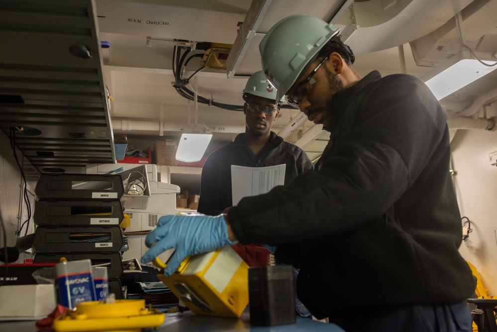 USS Ronald Reagan (CVN 76) conducts ship maintenance