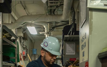 USS Ronald Reagan (CVN 76) conducts ship maintenance