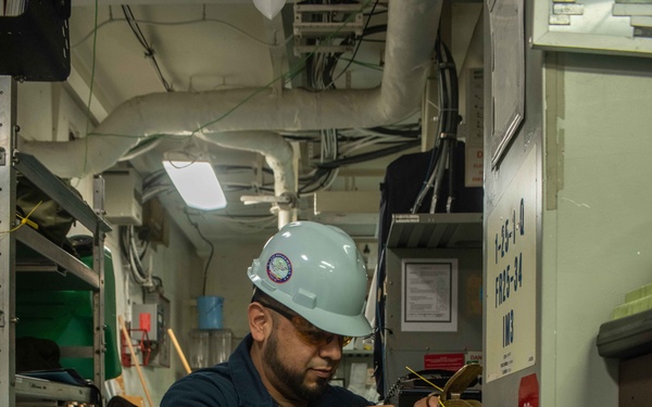 USS Ronald Reagan (CVN 76) conducts ship maintenance