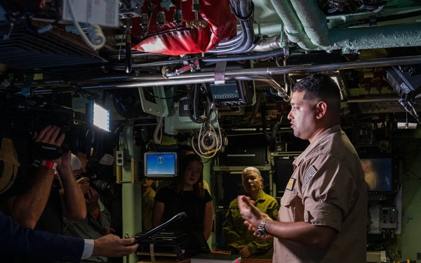 USS Minnesota (SSN 783) hosts tours at HMAS Stirling