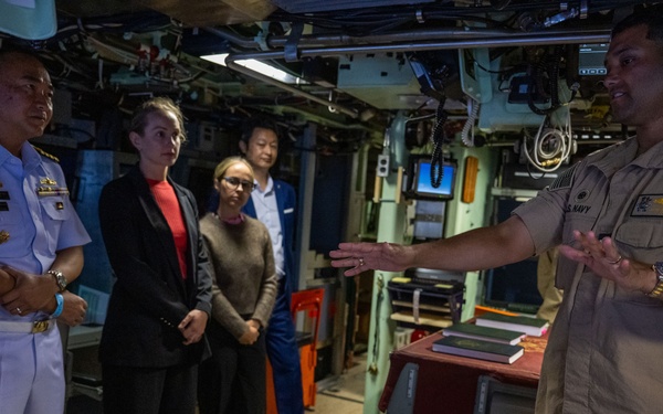 USS Minnesota (SSN 783) hosts tours at HMAS Stirling