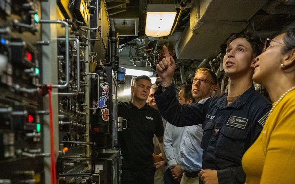 USS Minnesota (SSN 783) hosts tours at HMAS Stirling