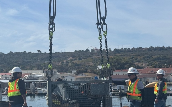 Crane &amp; rigging guiding the crane basket