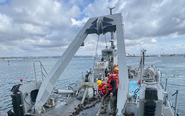 The operation was conducted by the NAVFAC YD-254 floating crane crew and US Navy divers