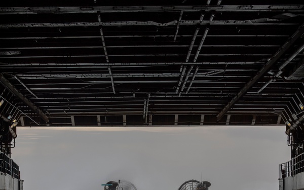 QUART 25.2: Assault Craft Unit 5 embarks USS Somerset