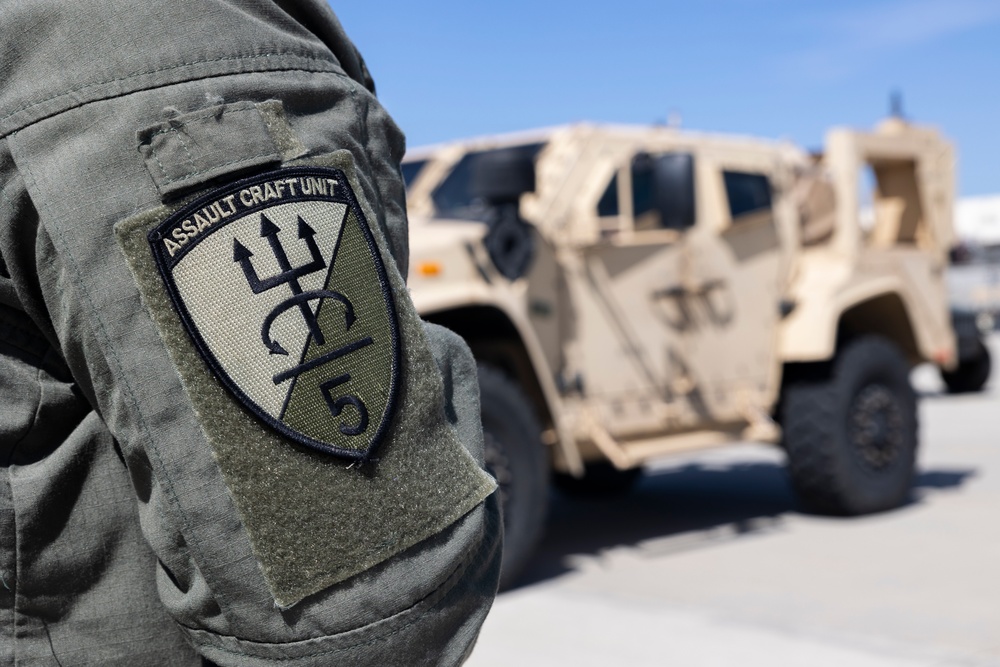 QUART 25.2: Marines and Sailors perform LCAC drills with HIMARS