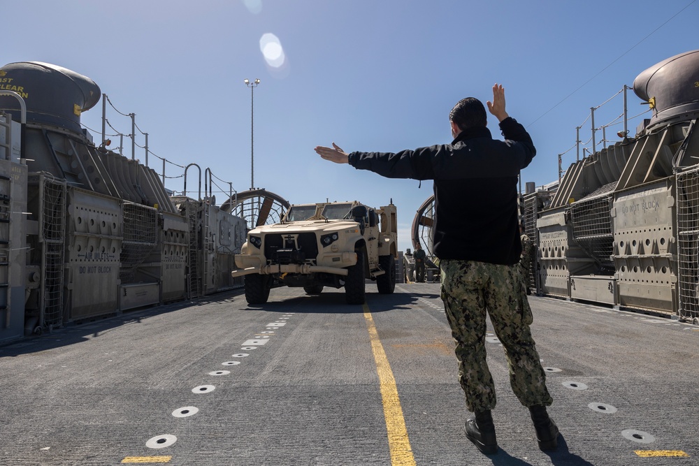 QUART 25.2: Marines and Sailors perform LCAC drills with HIMARS