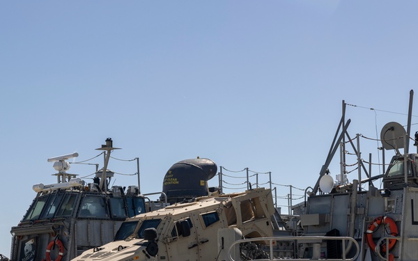 QUART 25.2: Marines and Sailors perform LCAC drills with HIMARS