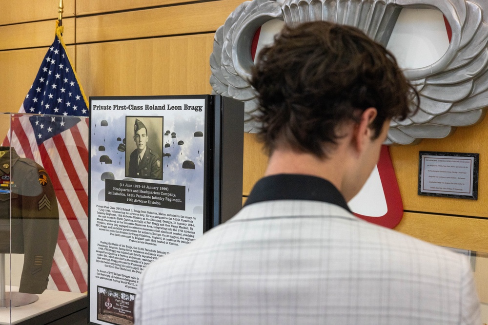 Family of Pfc. Roland L. Bragg tours Airborne &amp; Special Operations Museum