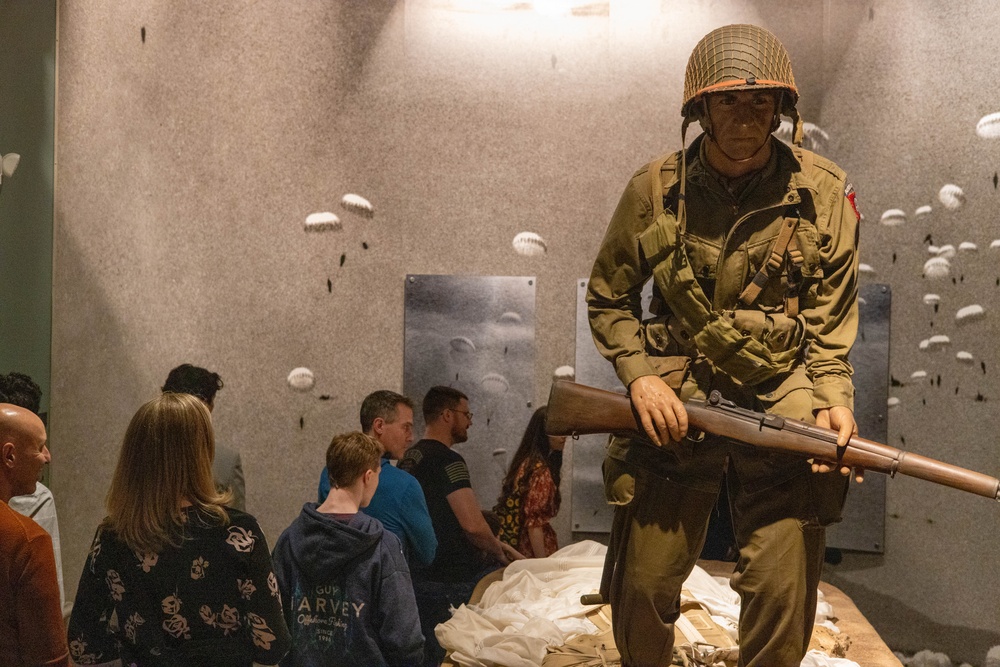 Family of Pfc. Roland L. Bragg tours Airborne &amp; Special Operations Museum