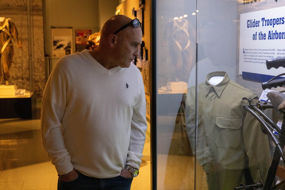 Family of Pfc. Roland L. Bragg tours Airborne &amp; Special Operations Museum