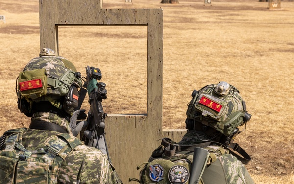 U.S. and Republic of Korea Reconnaissance Marines Conduct a Live Range During KMEP 25.1