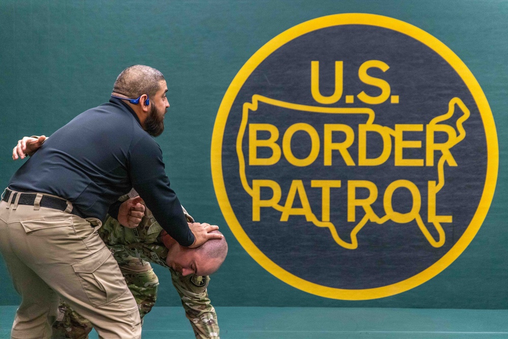 Border Patrol Agent instruct Soldiers on combatives