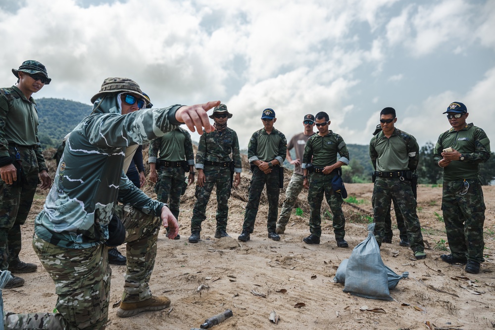 Navy EOD Techs and Royal Thai Navy Conduct Surface Training