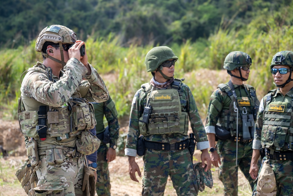 Navy EOD Techs and Royal Thai Navy EOD Conduct Surface Training