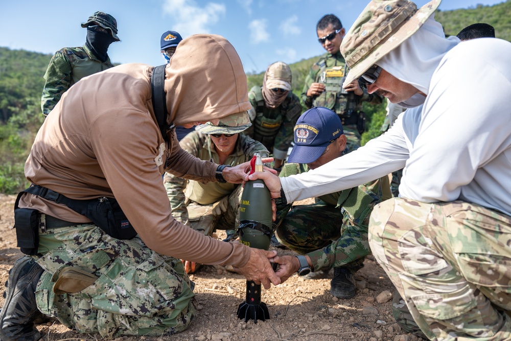 Navy EOD Techs and Royal Thai Navy EOD Conduct Surface Training