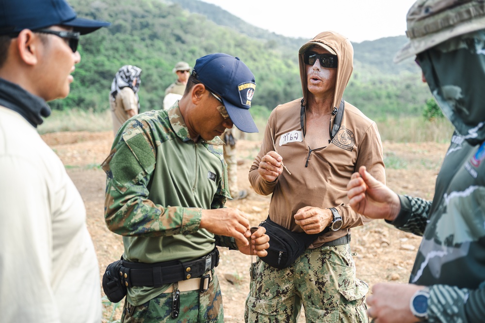 Navy EOD Techs and Royal Thai Navy EOD Conduct Surface Training