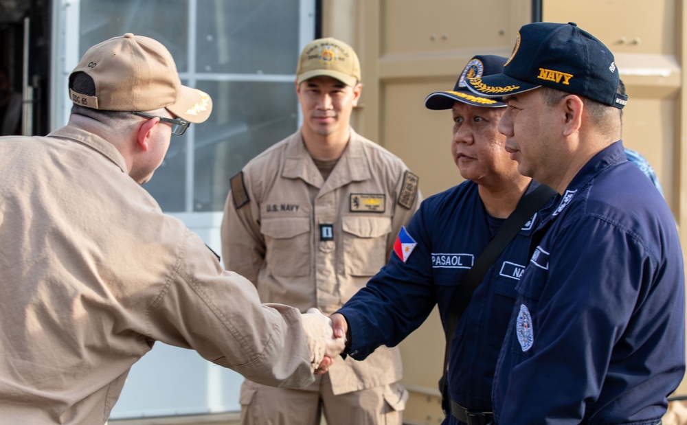 USS Benfold (DDG 65) host Philippine Navy