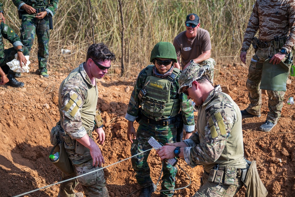 Navy EOD Techs and Royal Thai Navy EOD Conduct Surface Training