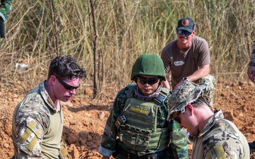 Navy EOD Techs and Royal Thai Navy EOD Conduct Surface Training