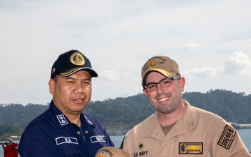 USS Benfold (DDG 65) host Philippine Navy