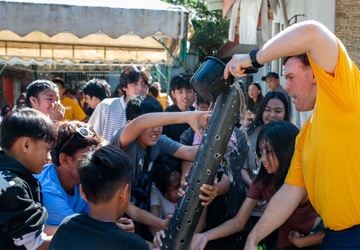 USS Benfold (DDG 65) spend a day with Project Life Subic youth group