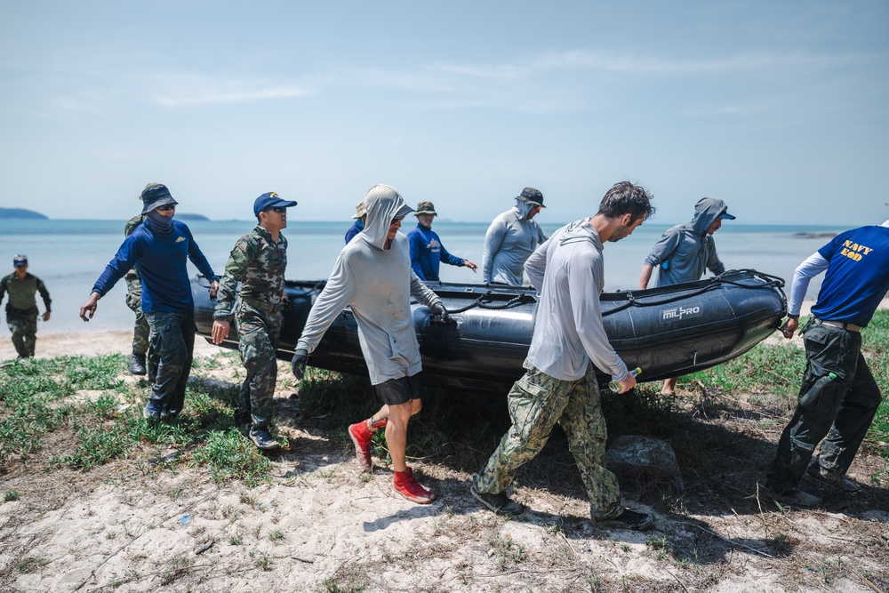 EODMU5 and Royal Thai Navy EOD Conduct Underwater IED Training