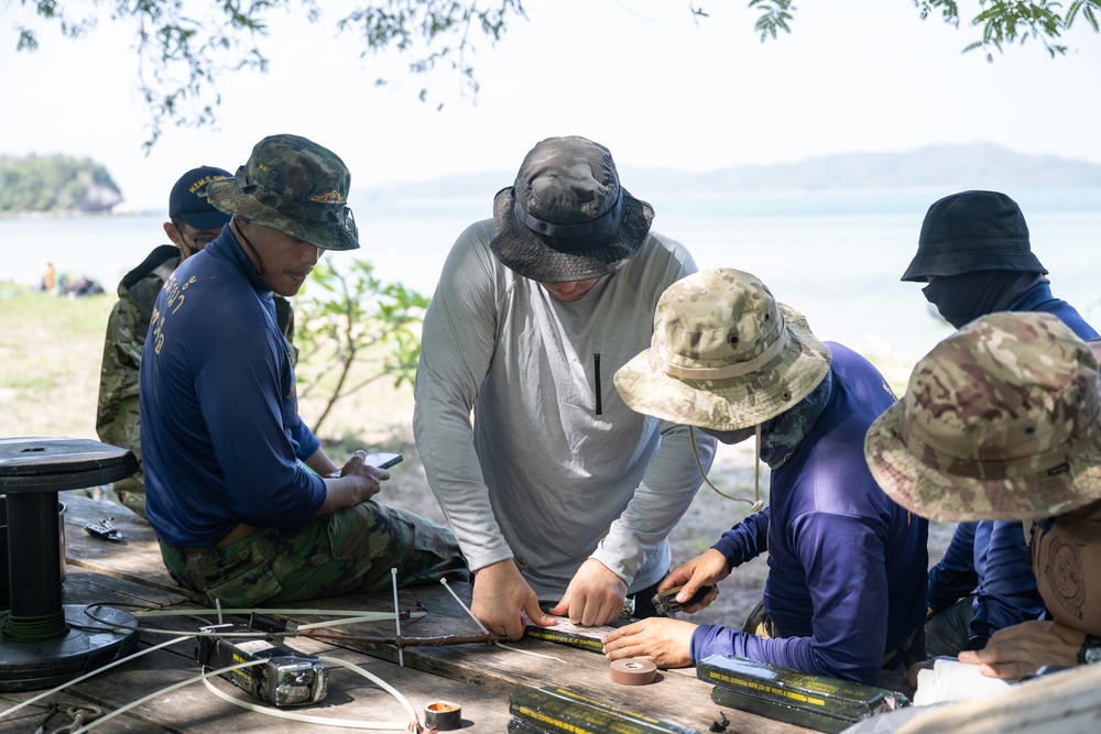 EODMU5 and Royal Thai Navy Conduct Underwater IED Training