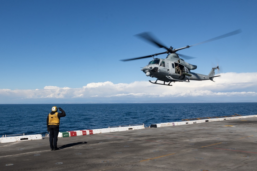 QUART 25.2: U.S. Marines and Sailors perform deck landing qualifications