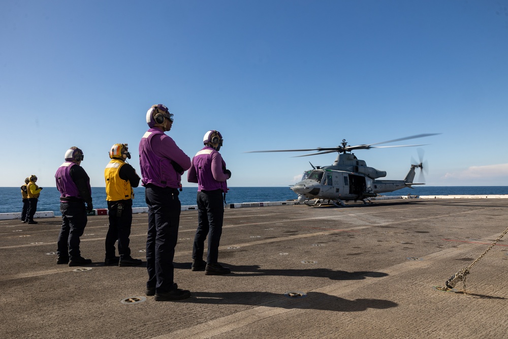 QUART 25.2: U.S. Marines and Sailors perform deck landing qualifications