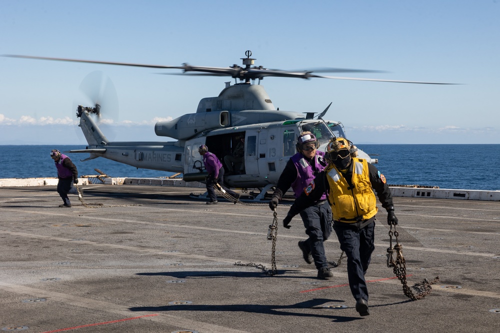 QUART 25.2: U.S. Marines and Sailors perform deck landing qualifications