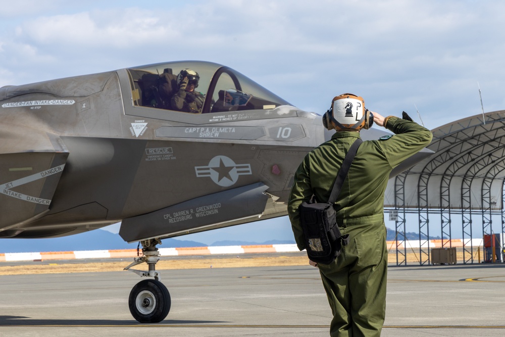 1st MAW commanding general flies with F-35 squadron