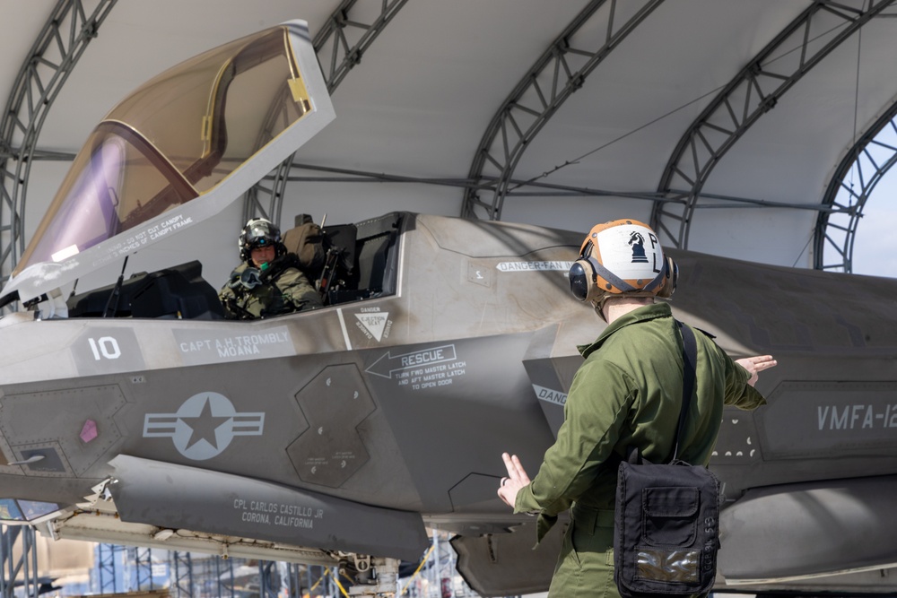 1st MAW commanding general flies with F-35 squadron