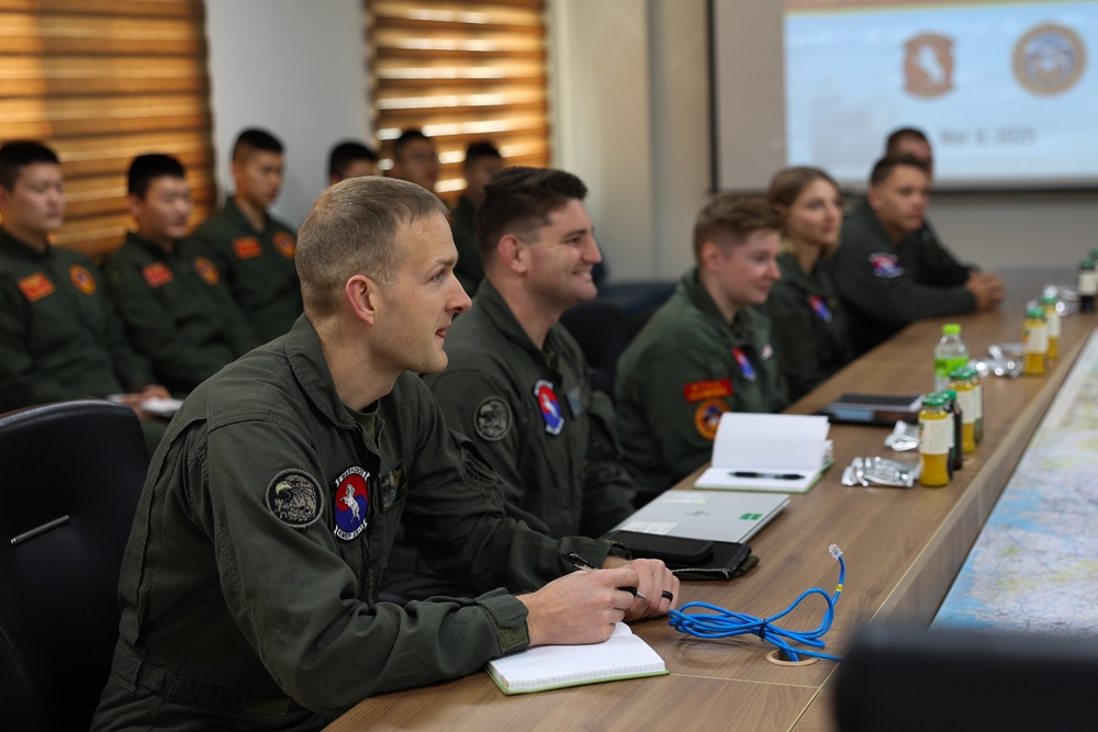 U.S. Marines with HMH-465, ROK Marines exchange expertise during KMEP 25