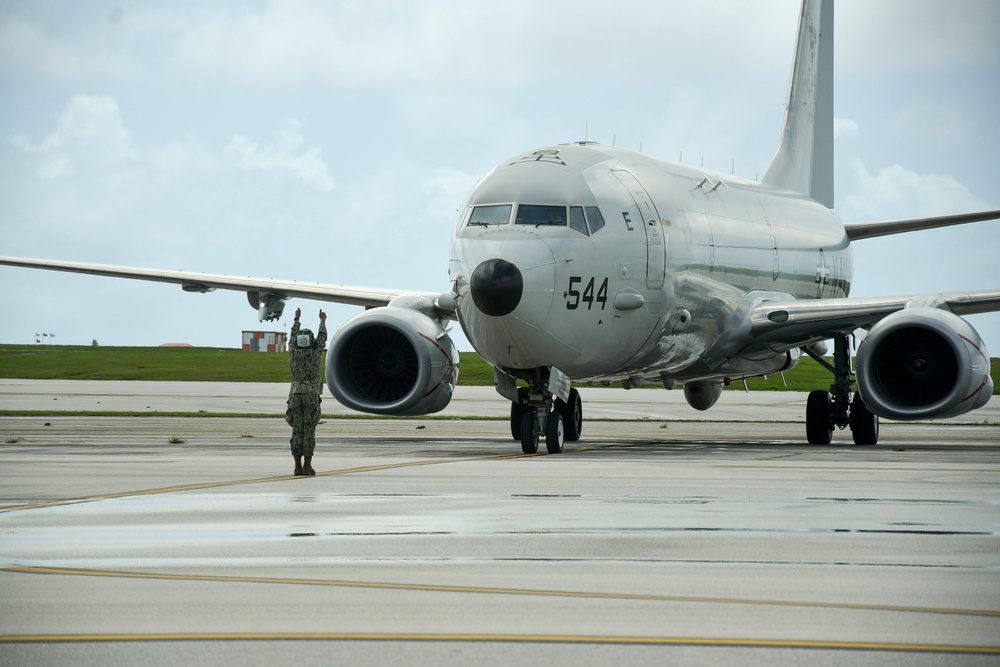 VP-16 Conducts Preflight Checks for Flight Sea Dragon