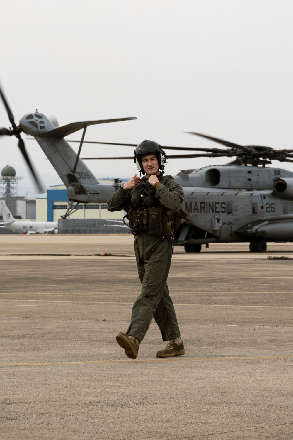 HMH-465 CH-53E Refuels ROKMAG Helicopter Squadron 1’s MUH-1 Helicopter