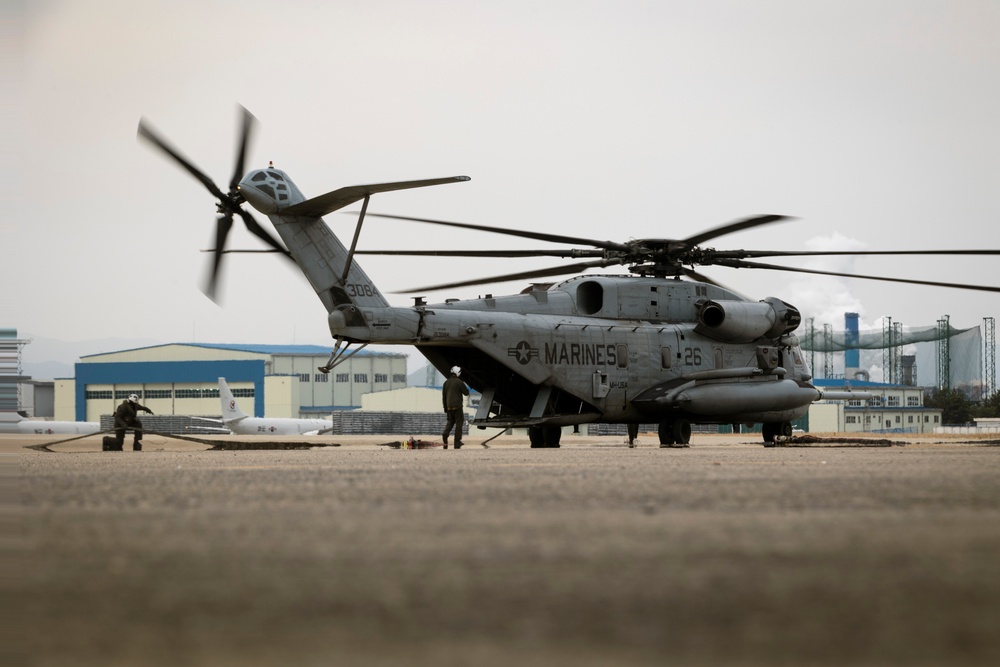 HMH-465 CH-53E Refuels ROKMAG Helicopter Squadron 1’s MUH-1 Helicopter