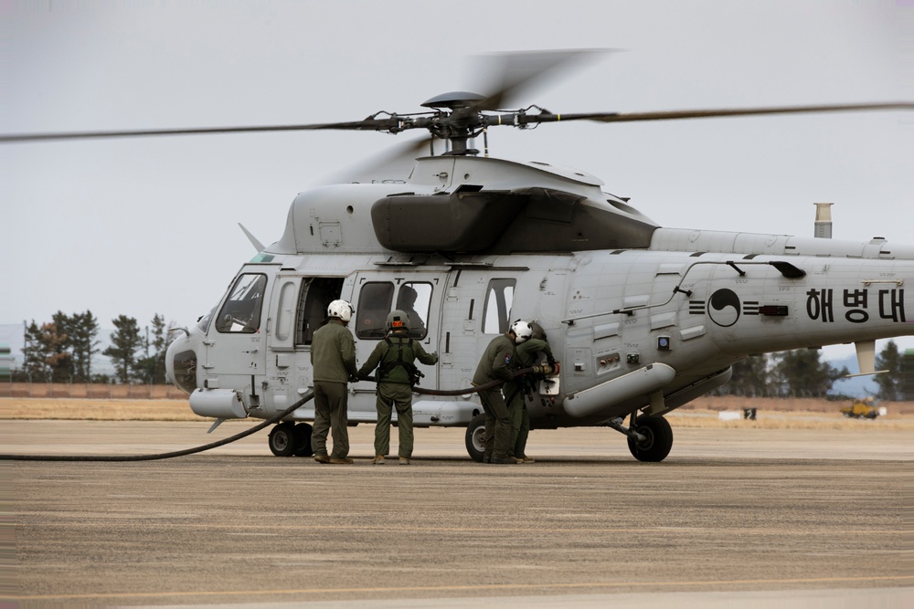 HMH-465 CH-53E Refuels ROKMAG Helicopter Squadron 1’s MUH-1 Helicopter