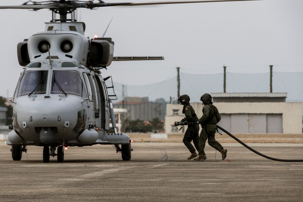HMH-465 CH-53E Refuels ROKMAG Helicopter Squadron 1’s MUH-1 Helicopter