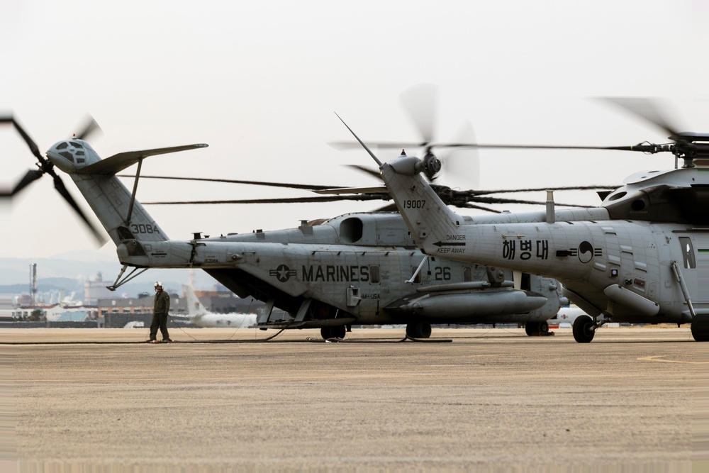 HMH-465 CH-53E Refuels ROKMAG Helicopter Squadron 1’s MUH-1 Helicopter