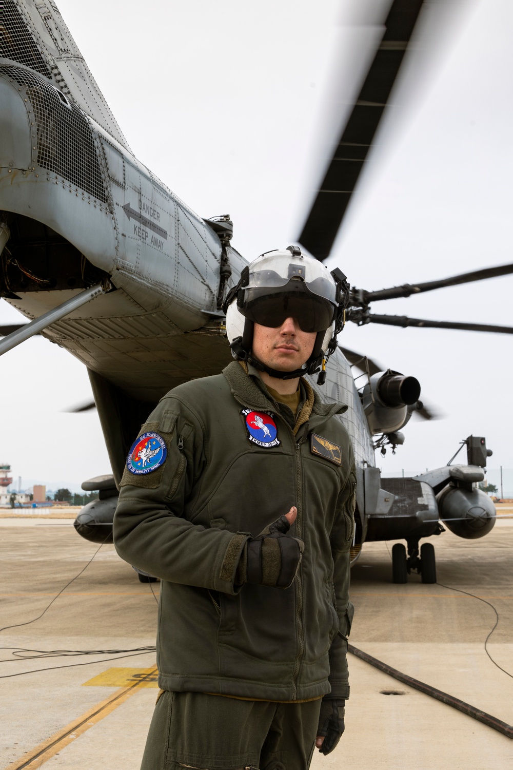 HMH-465 CH-53E Refuels ROKMAG Helicopter Squadron 1’s MUH-1 Helicopter