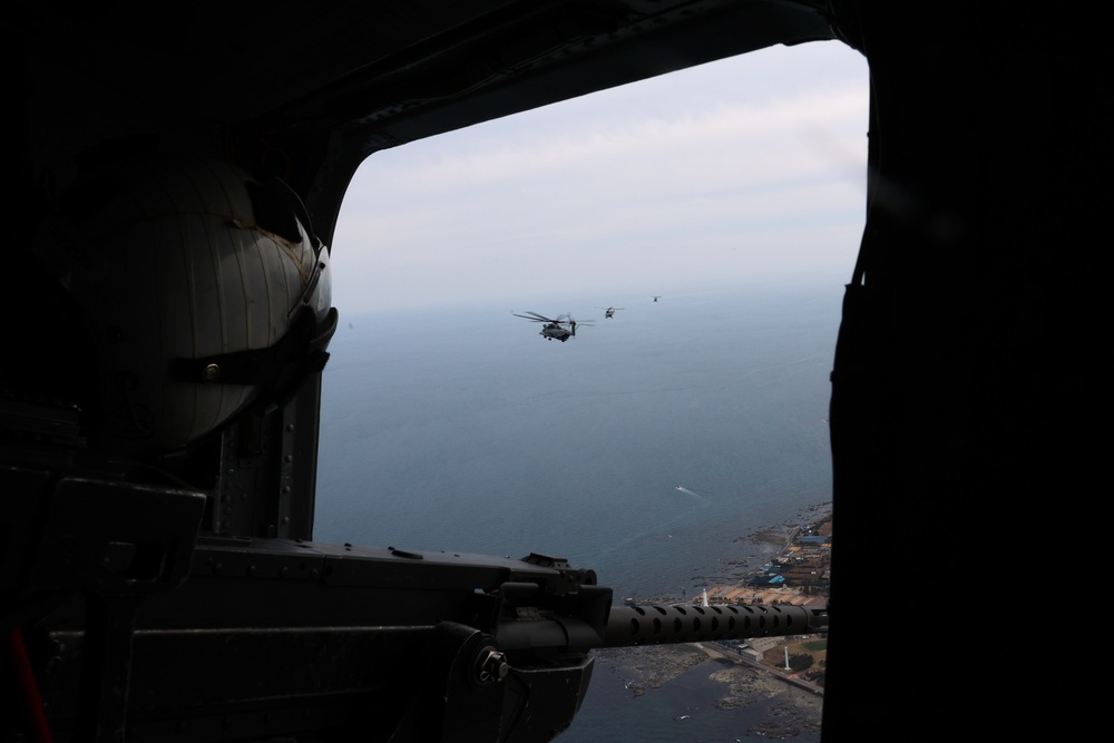 HMH-465, ROK Marine Corps fly in formation during KMEP 25