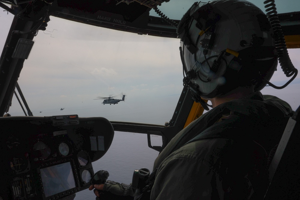 HMH-465, ROK Marine Corps fly in formation during KMEP 25