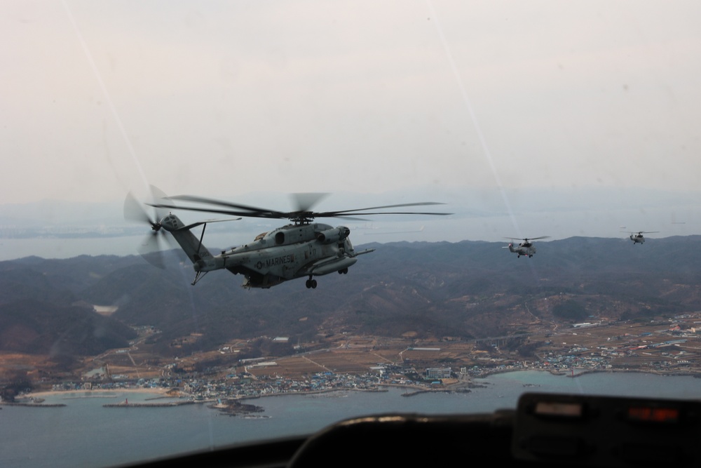 HMH-465, ROK Marine Corps fly in formation during KMEP 25