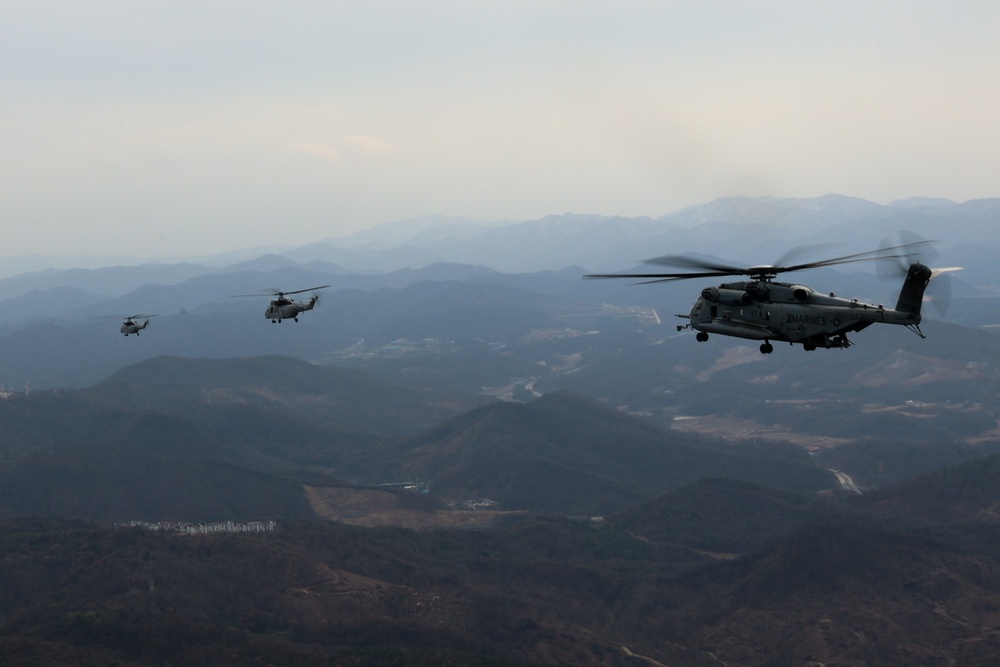 HMH-465, ROK Marine Corps fly in formation during KMEP 25